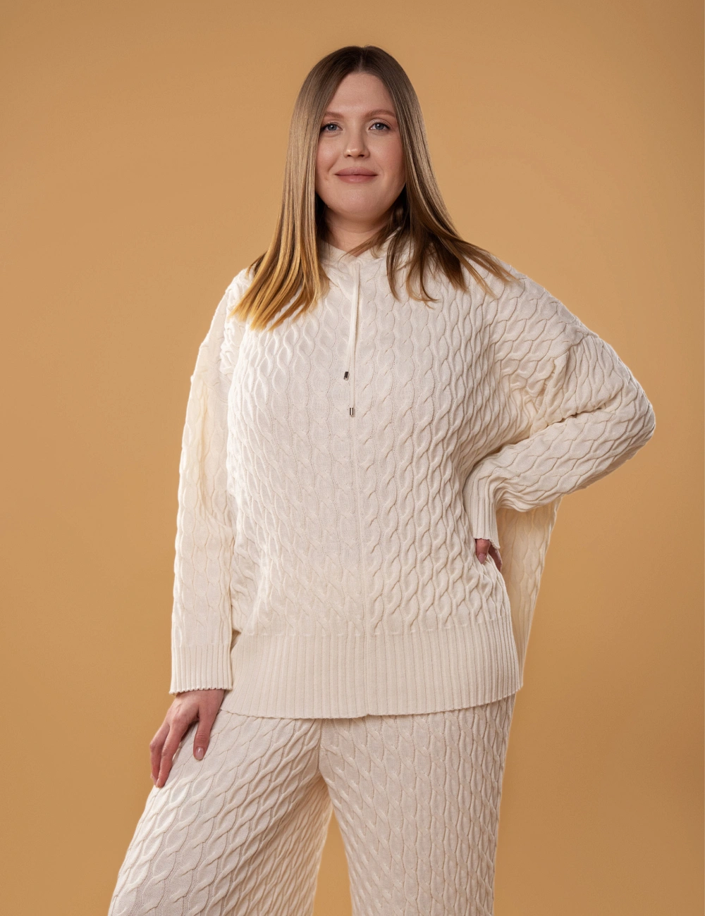 Светр 071VD молочний - на моделі1