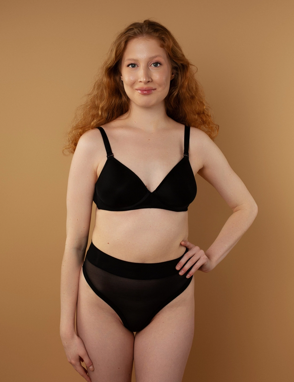 Бра з чашкою спейсер 215LC чорний - на моделі1