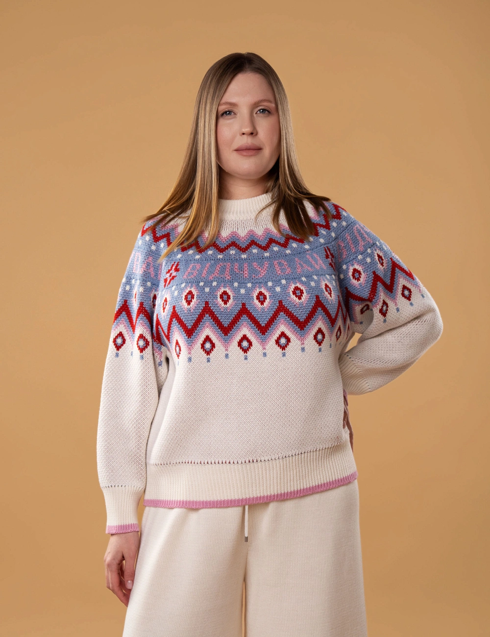 Светр 072VD молочний - на моделі1